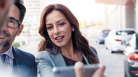 Ludzie wybierają samochody w tle salon i serwis BMW