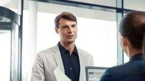 Ludzie rozmawiają w salonie i serwisie BMW do dyspozycji Klienta