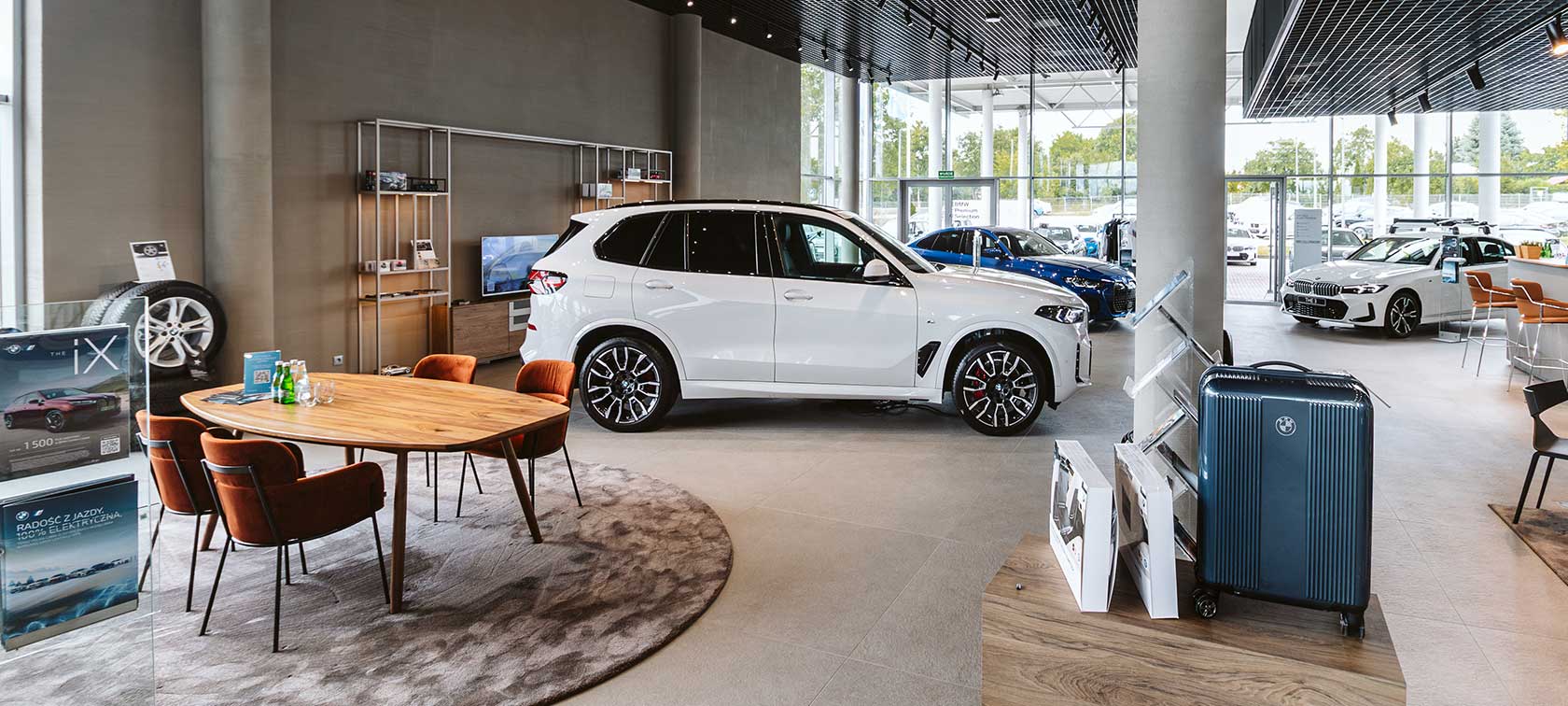 Poznaj najwyższą jakość w nowej odsłonie. Salon BMW Sikora w Lubinie jako pierwszy na Dolnym Śląsku prezentuje nowy standard marki. Wybierz miejsce wyjątkowych emocji, piękna i inspiracji, które spotkasz na każdym kroku. Doświadcz świata BMW w całkiem nowy sposób – bardziej intensywnie i z wyrazistym smakiem.