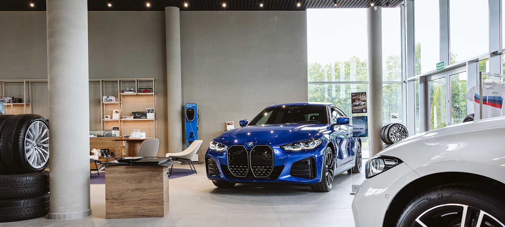 Pragniemy, by każda wizyta w naszym salonie zmieniła się w wyjątkowe doświadczenia. Ekskluzywna aranżacja stref dedykowanych dla Klientów, naturalne struktury i szlachetne akcenty znane z modeli BMW sprzyjają znalezieniu chwili na relaks, a także sprawiają, że kawa smakuje jeszcze lepiej. Specjalnie zaprojektowana przestrzeń zapewnia również komfortowe miejsce do pracy.